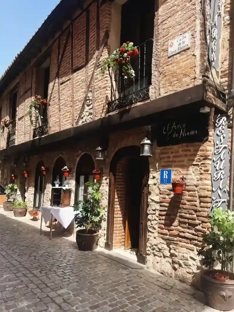 Fachada histórica del restaurante El Arco de Nieves junto al Arco del Alcocer en Arévalo