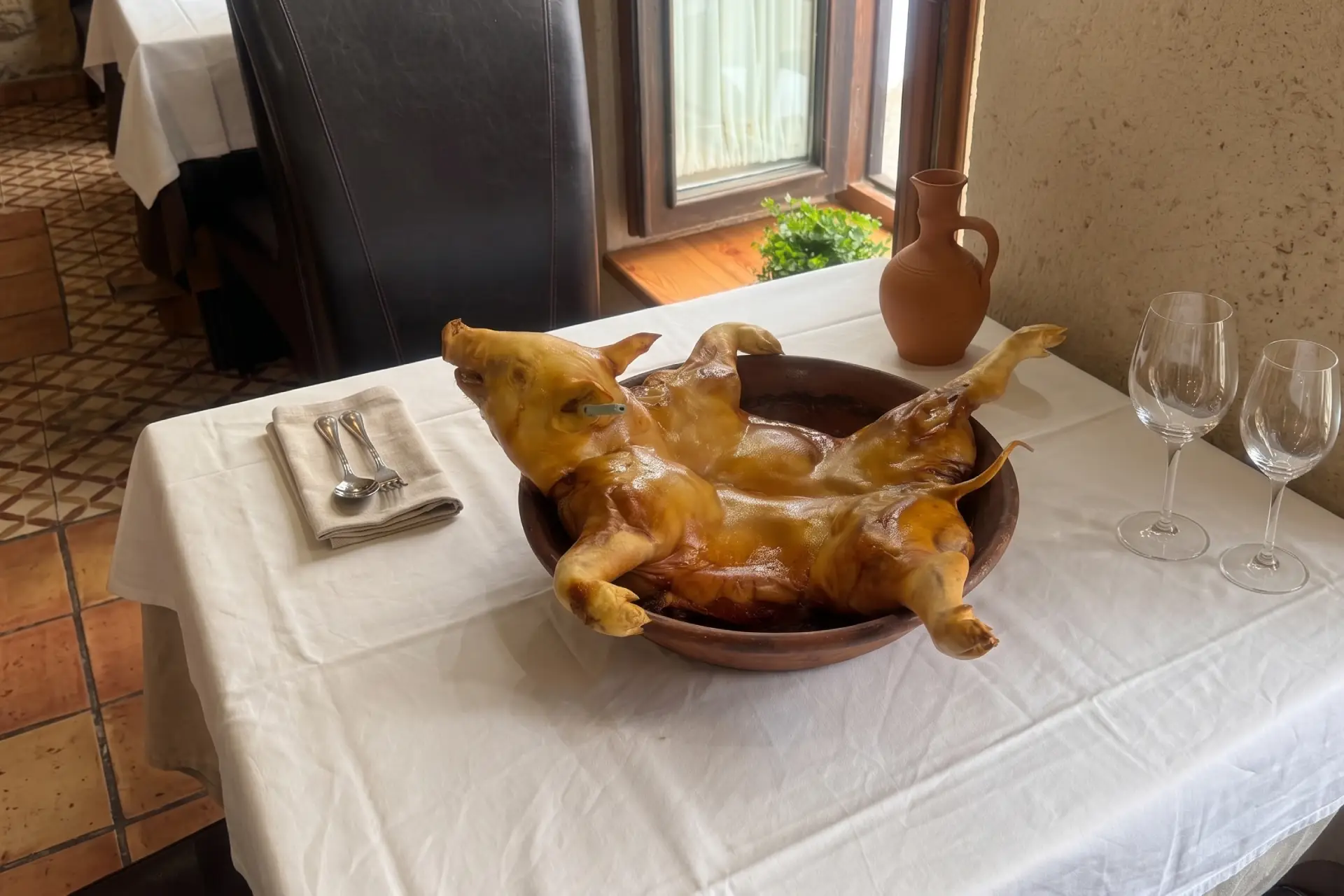 Auténtico Tostón de Arévalo, cochinillo asado al estilo tradicional en horno de leña